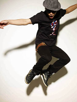 「반8」 등 ‘티셔츠 공화국’이 대세! 827-Image