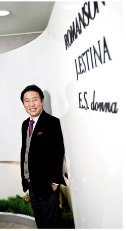 김기석｜로만손 사장<br />‘타이밍+혜안’ 갖춘 불도저 CEO… 로만손에서 제이에스티나까지 2479-Image” style=”width: 90%; height: auto; max-width: 600px;”></div>
<div style=