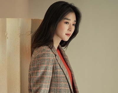 수애, '우리집에 사는 남자' 속 여성스러운 패션 화제 3-Image