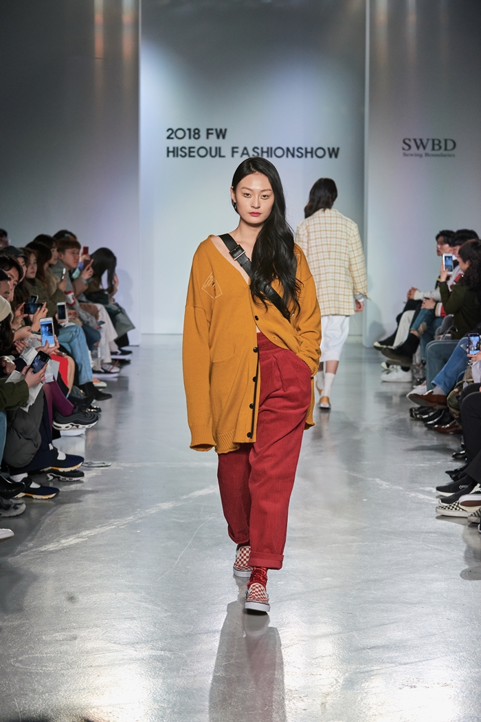 [HiSS*DDPF] 하동호, 등대 그래픽 돋보인 「소윙바운더리스」 2560-Image