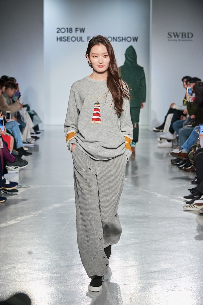 [HiSS*DDPF] 하동호, 등대 그래픽 돋보인 「소윙바운더리스」 2880-Image