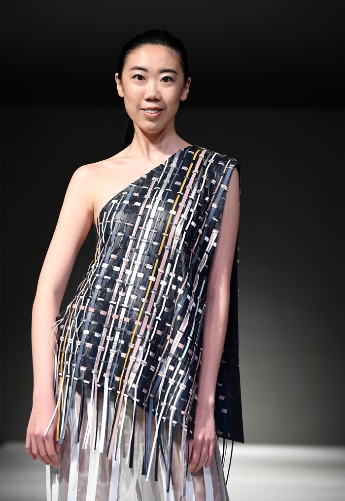 [VFW*DDPF] AUS 「앨리호워드」 유니크한 그리드 패션 선봬 3956-Image