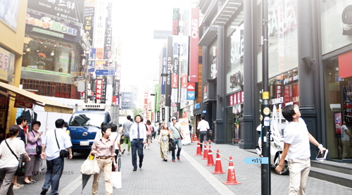 패션 스트리트 현장 르포<br> 명동 & 가로수길<br>‘뜨겁다 뜨거워’! 3-Image