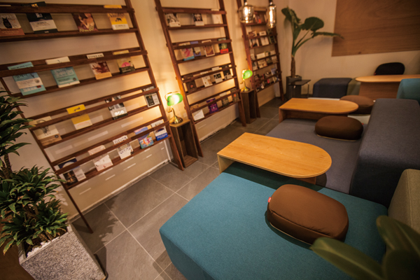 책과 커피 & 빵 ‘힐링카페’   커피랑도서관 245-Image