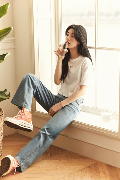게스, 수지와 함께한 여름 화보 선보여 3-Image