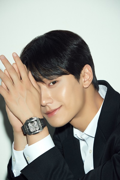 럭셔리 워치 '위블로' 이도현 홀리데이 화보 공개 3-Image