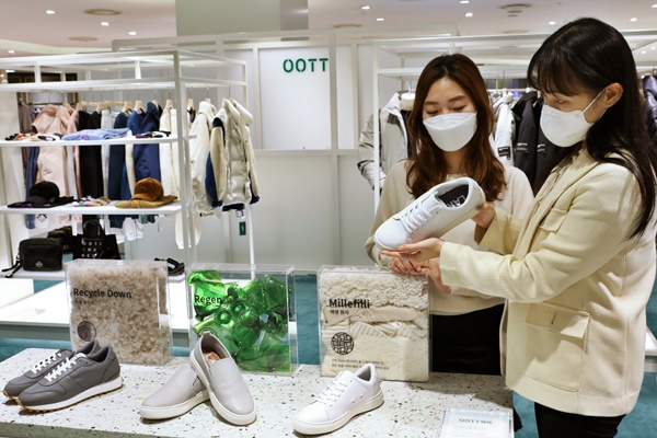 '신동빈 운동화' 유명세 탄 'LAR' 롯데 잠실점 팝업 1079-Image