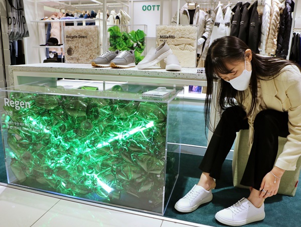 '신동빈 운동화' 유명세 탄 'LAR' 롯데 잠실점 팝업 1160-Image