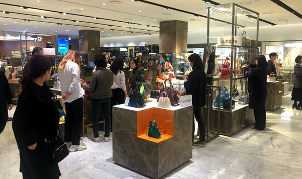 [월요기획]백화점 3사, 핸드백 조닝 리빌딩 가동 2761-Image