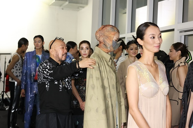 '돌, 생명과 우주' 재해석 이상봉, 7년만의 화려한 귀환 1064-Image