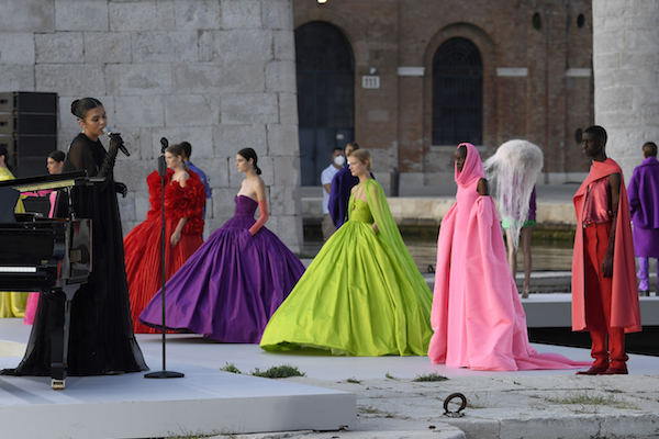 발렌티노, 17인 현대 미술가와 드레스 컬래버 430-Image