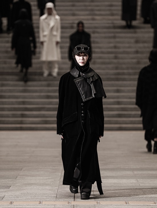 박인숙 시니어 모델, 국내 최초 SFW·PFW 동시 올라 3-Image