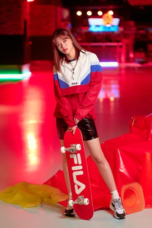 휠라, 롤러·스케이트보드 등 새 레트로 화보 화제 3-Image