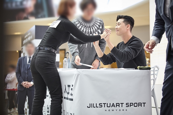 질스튜어트스포츠, 박서준 효과 ··· 매출 500% 신장 3-Image