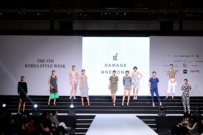 코스윅, 런웨이 퍼포먼스 진행 3-Image