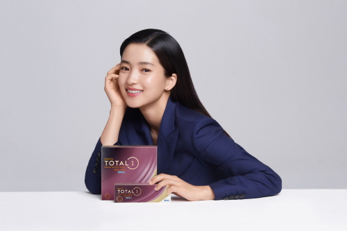 알콘, ‘데일리스 토탈원 워터렌즈’ 새 모델로 배우 김태리 발탁 3-Image