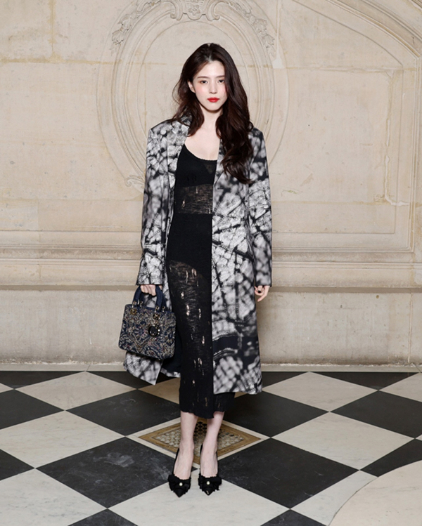 디올 아시아 퍼시픽 앰버서더 한소희(SOHEE) <br> 2024 봄-여름 오뜨 꾸뛰르 패션쇼 뷰티 룩 공개 3-Image