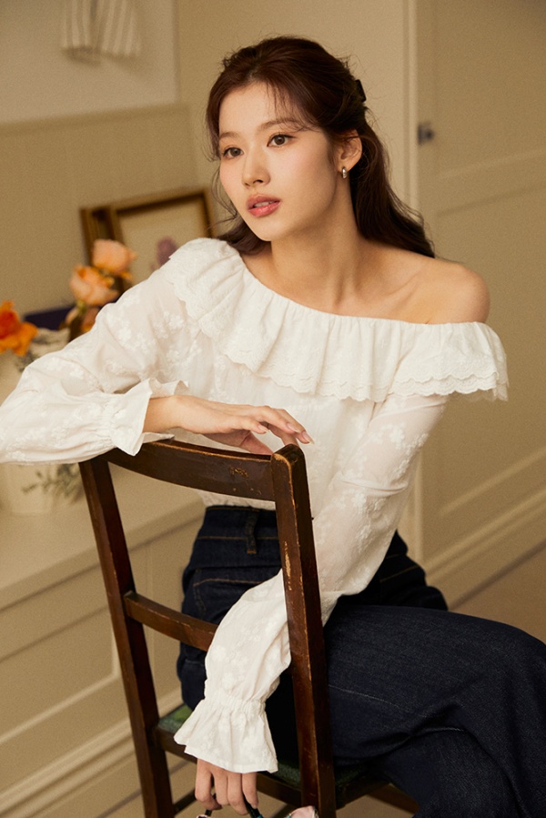 르니나, 새 뮤즈 ‘사나’와 함께한 봄 시즌 화보 공개 866-Image
