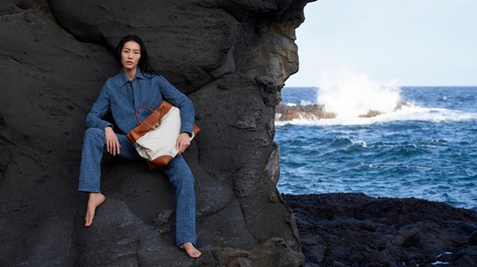 보테가베네타, 캔버스 소재 ‘안디아모 백’ 출시 812-Image