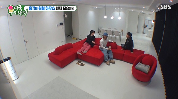 '미우새' 김희철 절친 장근석 이홍기와 집들이, <BR> 빨간색 소파 침대 관심 3-Image