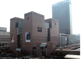 신세계 강남점 오늘 휴점··· 협력사원 확진자 접촉 3-Image