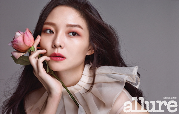 「싸이닉」 뮤즈 이솜, 트렌디한 ‘가을 메이크업’ 화보 공개 160-Image