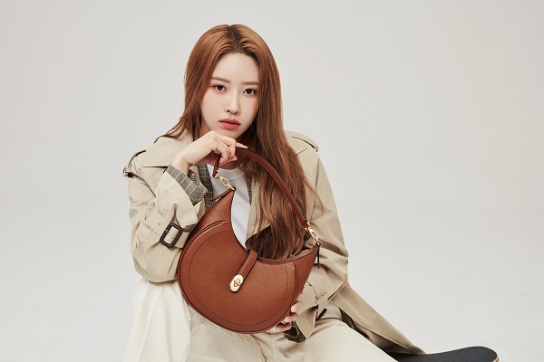 가수 겸 방송인 이미주, 여심 사로잡을 시크한 화보 공개 32-Image