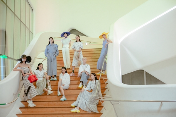 이청청 '라이' 런던패션위크 무대 올라 3-Image