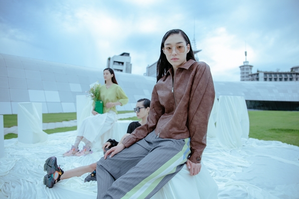 이청청 '라이' 런던패션위크 무대 올라 701-Image