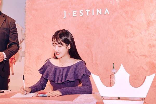 제이에스티나 홀리데이 팝업스토어 오픈 기념, 뮤즈 아이유 참석 879-Image