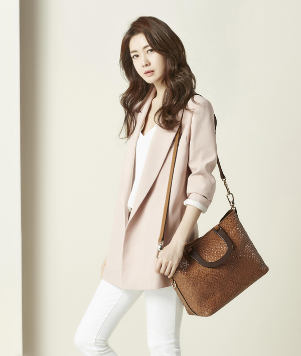 코웰패션 伊명품「아.테스토니」, '이요원 핸드백' 화보 공개 109-Image