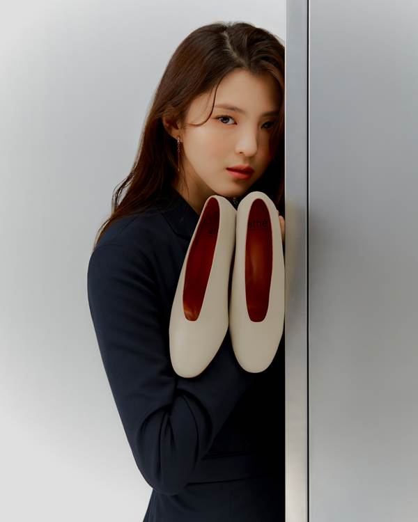 LF 아떼바네사브루노 슈즈 모델에 대세 한소희 1303-Image