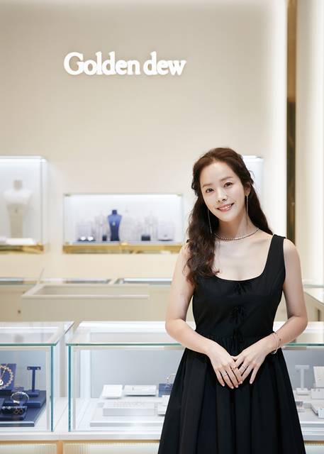 배우 한지민, 롯데백화점 동탄점 골든듀 매장에 떴다 3-Image