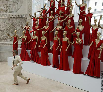 은퇴한 발렌티노, 후임은 전 구치 디자이너 1707-Image