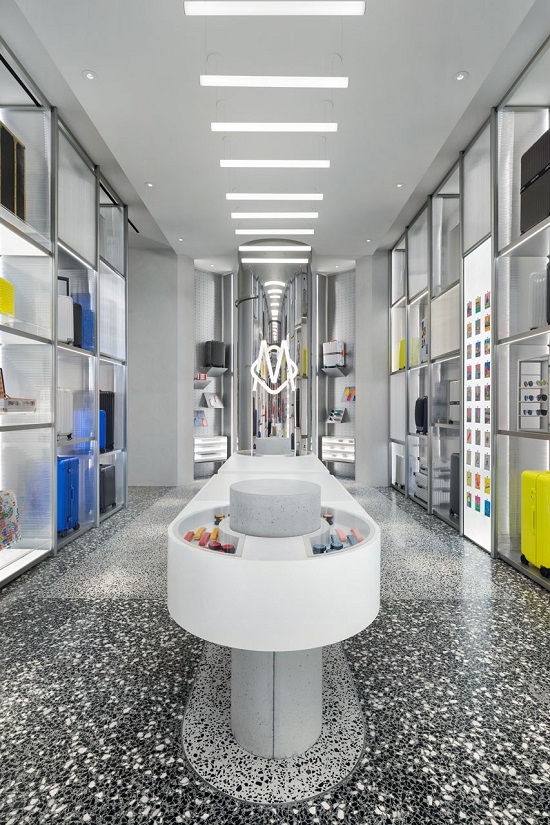 캐리어 만드는 리모와, 이제 스튜디오에서 여권 사진까지! 3-Image