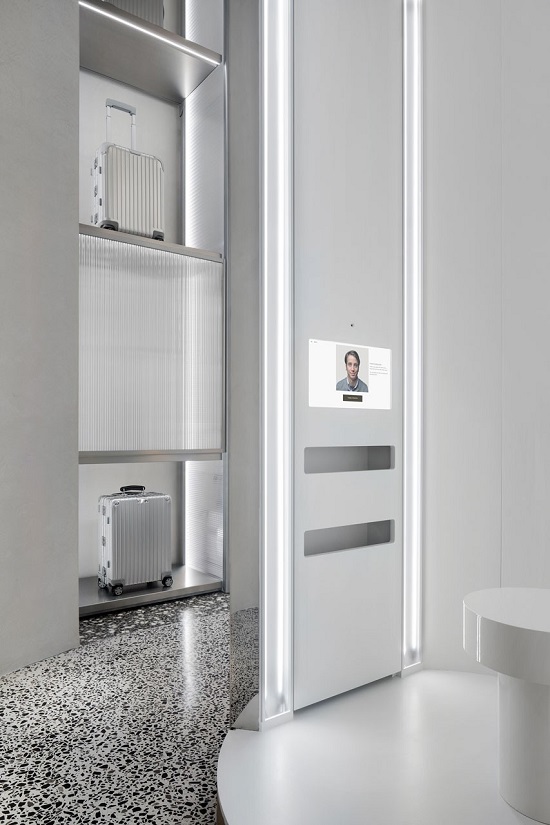 캐리어 만드는 리모와, 이제 스튜디오에서 여권 사진까지! 747-Image