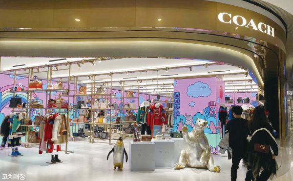 위기를 기회로! ‘코치’ 중국서 고공행진<br> 모던 럭셔리 · 합리적 가격 · 고객과의 소통 강화 162-Image