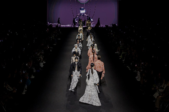 두칸, 2025 F/W 서울패션위크 런웨이에서 기억을 재구축하다! - 뉴스 썸네일 이미지