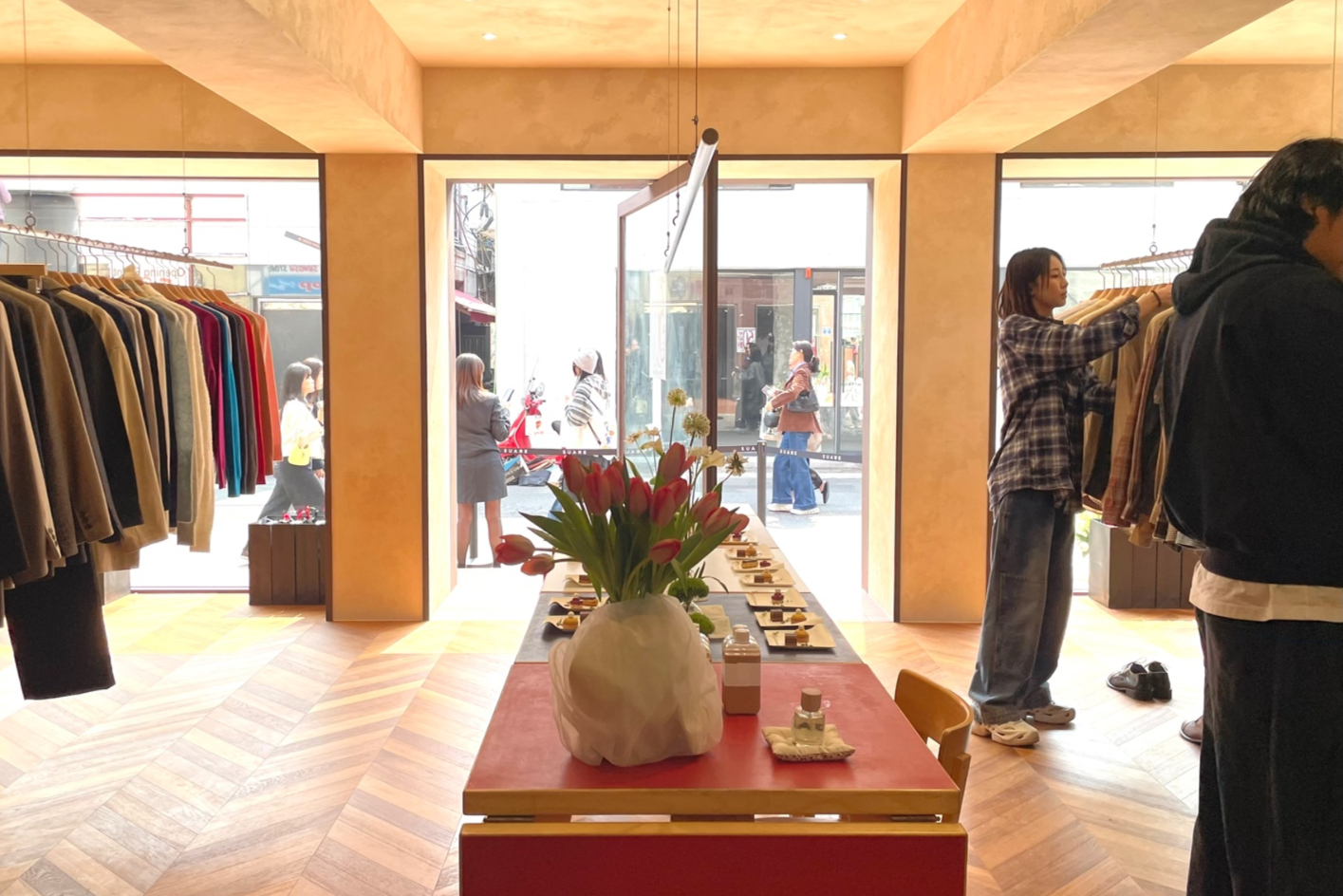 "성수 입지 2곳 확보" 수아레, 플래그십 오픈 첫날부터 '문전성시' - 뉴스 썸네일 이미지