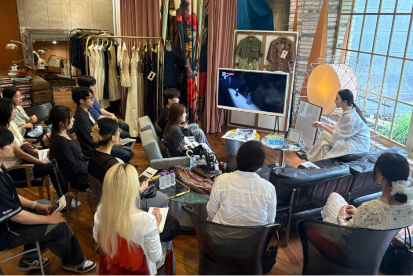 줄라이칼럼x패션학과, AI '빔스튜디오' 활용해 패션위크 무대 선보인... - 뉴스 썸네일 이미지