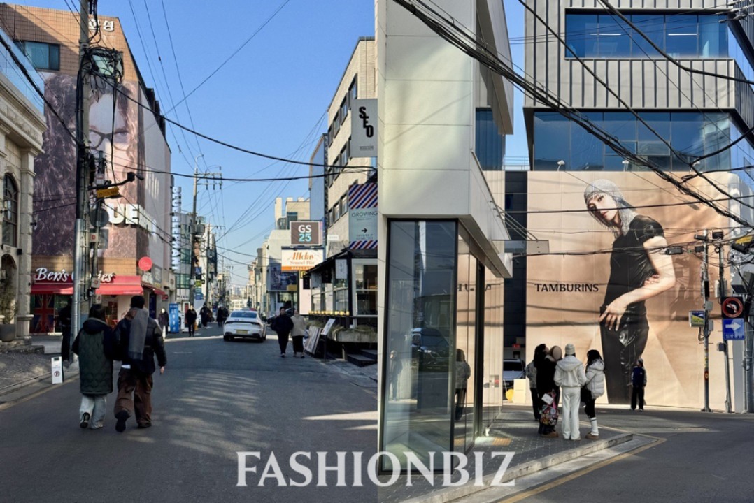 [르포] 가로수길 이어 세로수길도 공실 늘어나... '임대' 팻말 곳곳에 - 뉴스 썸네일 이미지