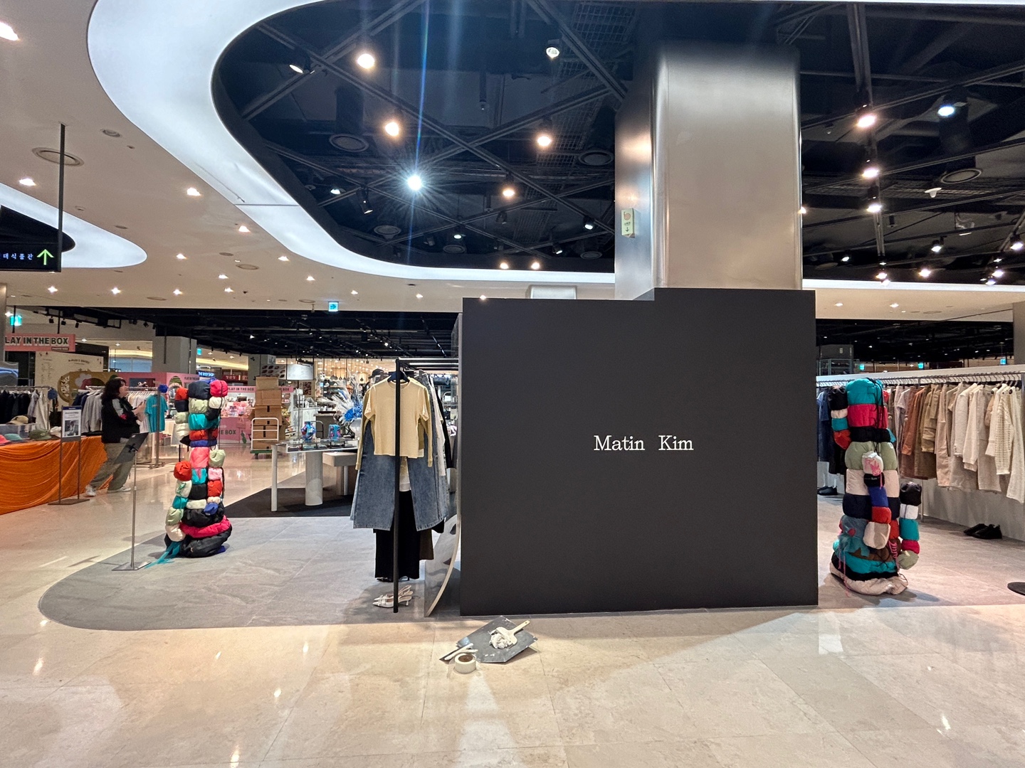 패션비즈 | YG플러스 피시스, 오재훈 작가 작품 마뗑킴 매장서 전개