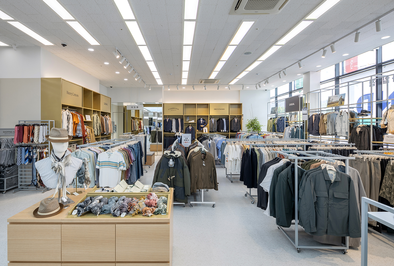 코오롱FnC, 직영 할인점 '코오롱세이브프라자' 일산점 오픈 1416-Image