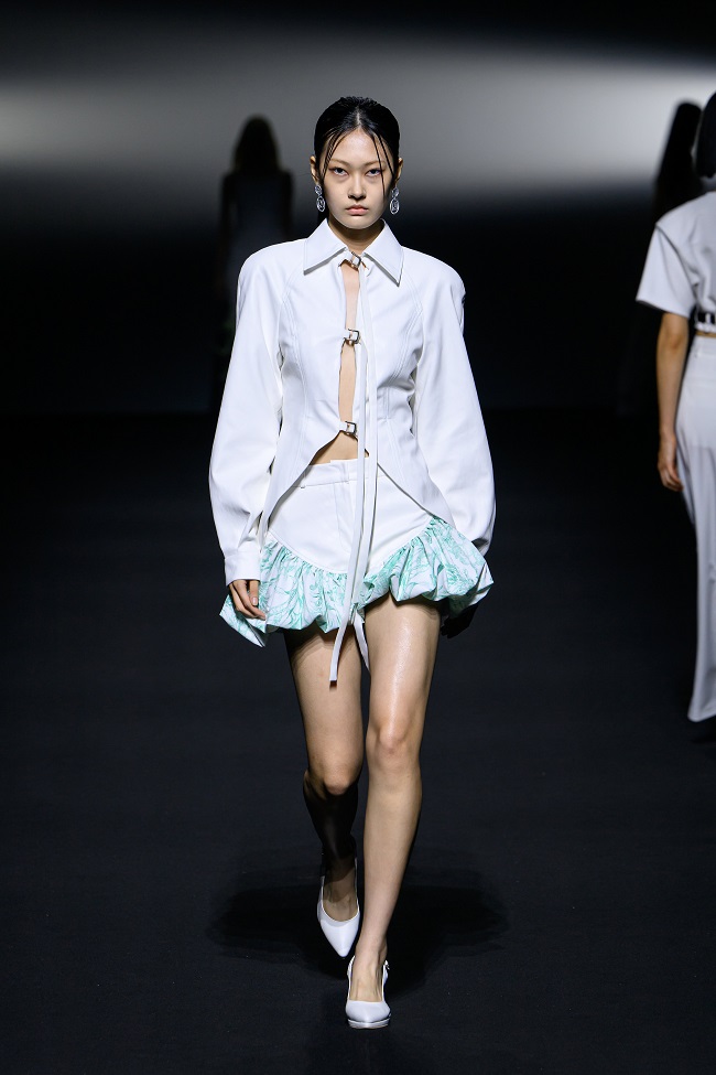 두칸 2025 S/S 서울패션위크, ‘DNA’로 새로운 패러다임 제시 572-Image