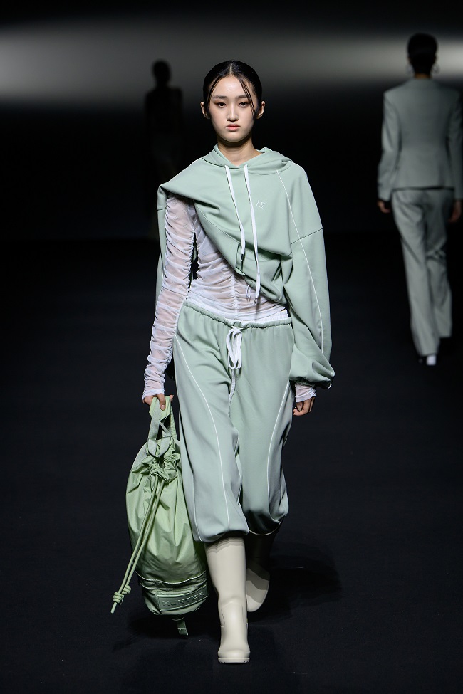 두칸 2025 S/S 서울패션위크, ‘DNA’로 새로운 패러다임 제시 1540-Image