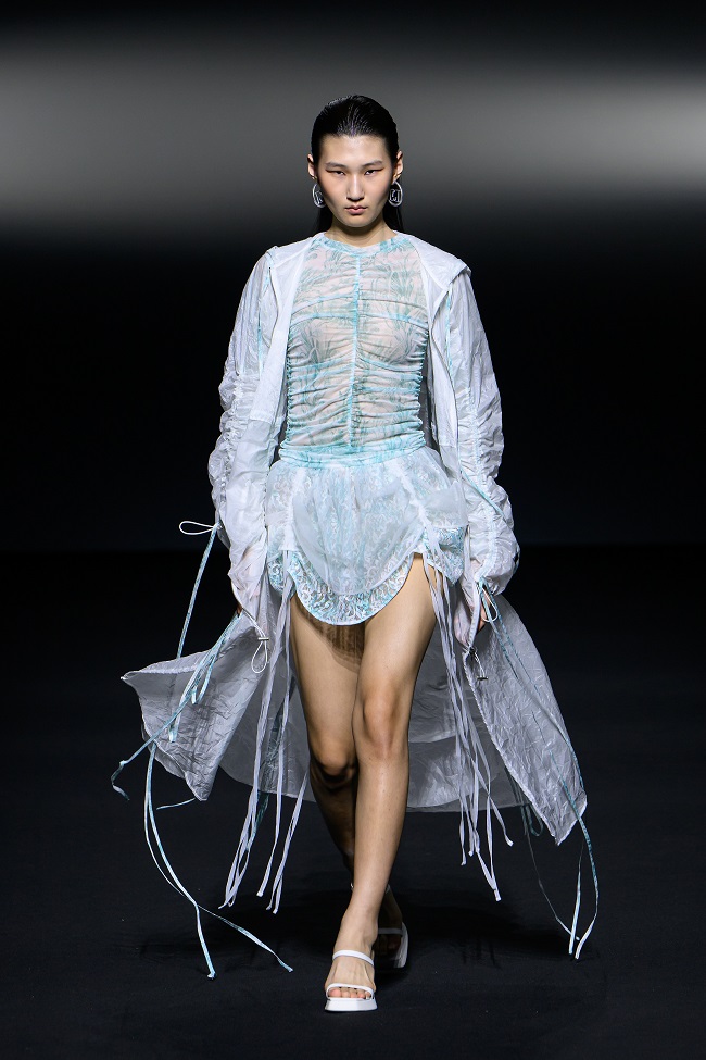 두칸 2025 S/S 서울패션위크, ‘DNA’로 새로운 패러다임 제시 2244-Image