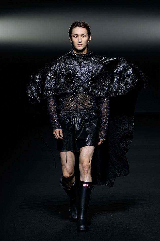 두칸 2025 S/S 서울패션위크, ‘DNA’로 새로운 패러다임 제시 3839-Image