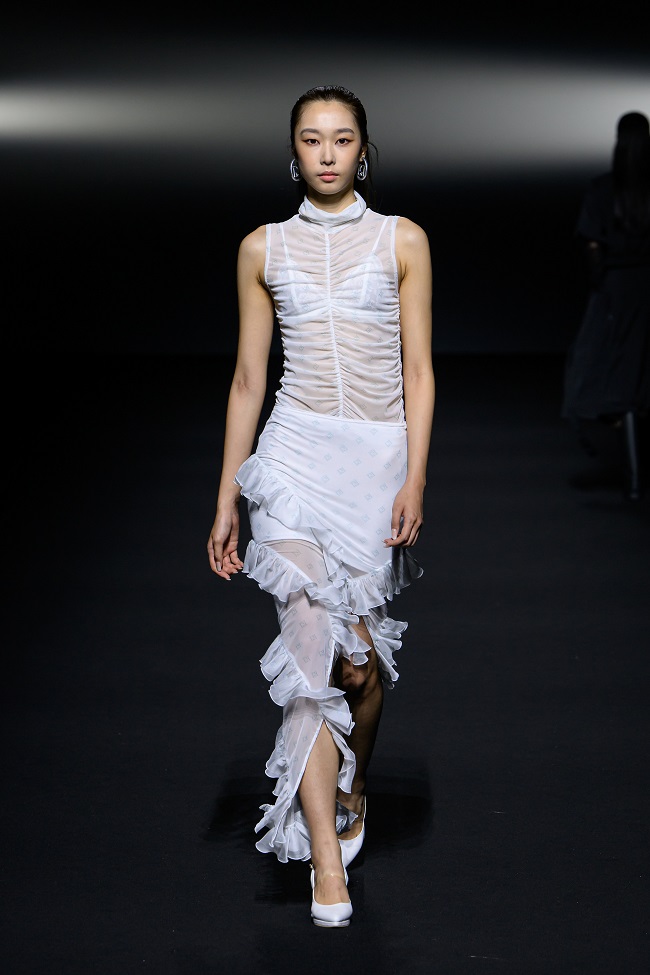 두칸 2025 S/S 서울패션위크, ‘DNA’로 새로운 패러다임 제시 4015-Image