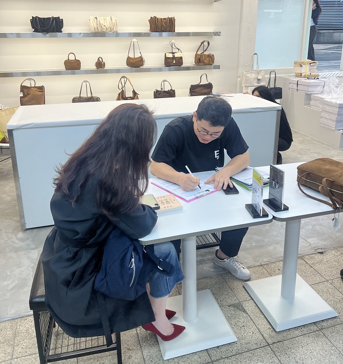 EV아이엔씨, 동대문에 AI 가방 제작 전문 플랫폼 ‘EV’ 오픈 2172-Image