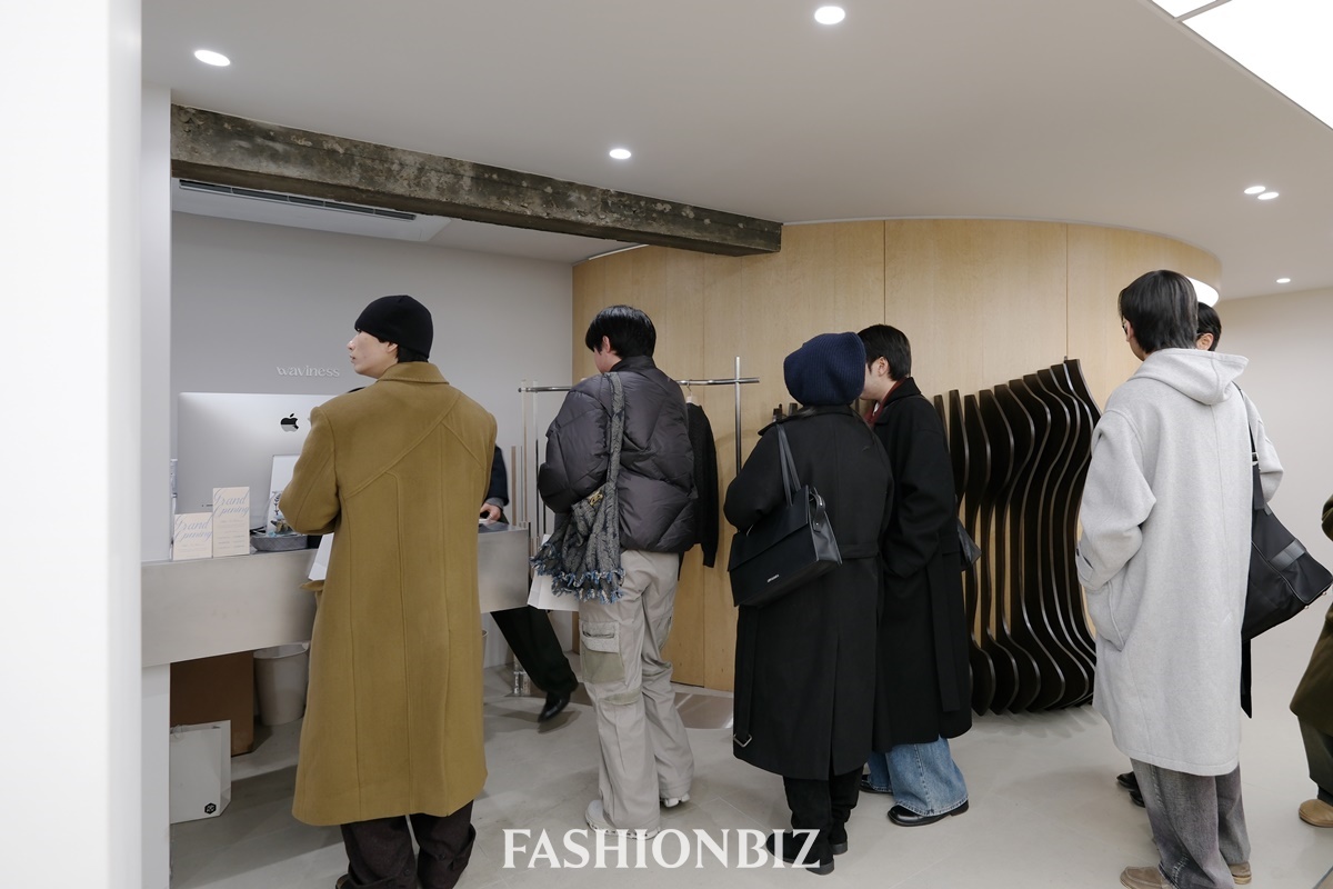 웨이비니스, 한남동에 첫 번째 플래그십스토어 오픈 2004-Image